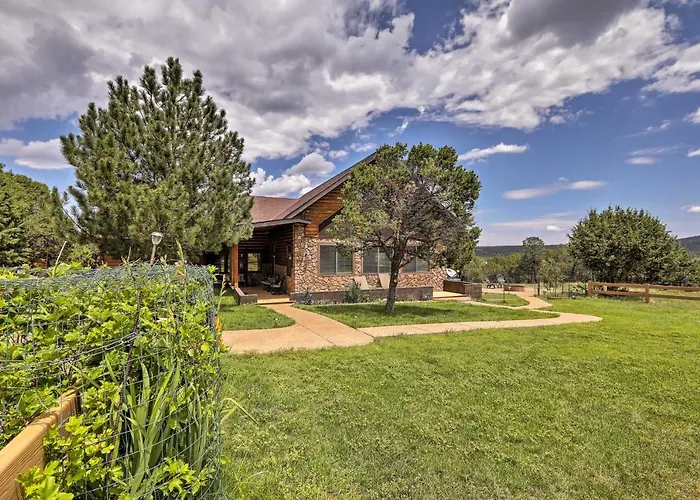 Hot Tub + Game Room! 30-acre Retreat Vernon