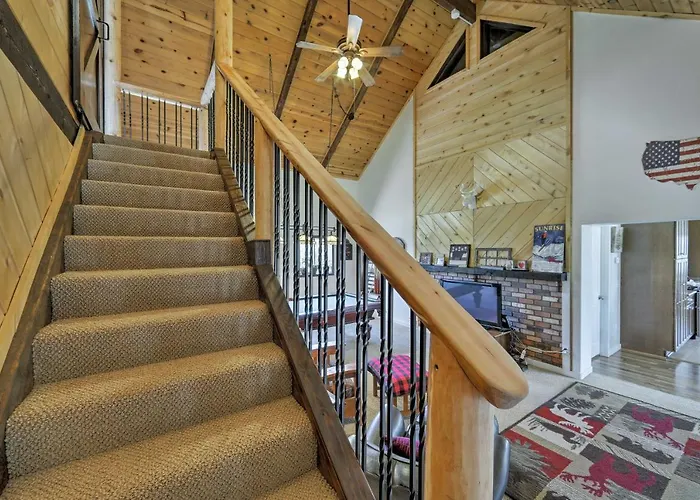Hébergement de vacances Hot Tub + Game Room! 30-acre Retreat Vernon