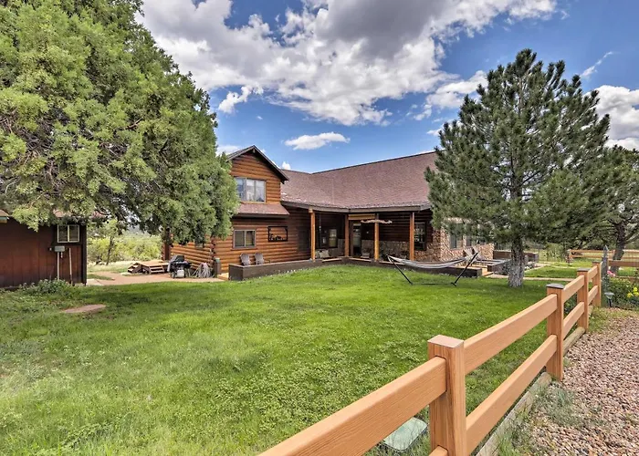 Hébergement de vacances Hot Tub + Game Room! 30-acre Retreat *
