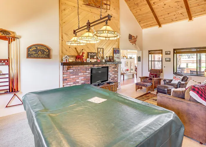 Hébergement de vacances Hot Tub + Game Room! 30-acre Retreat