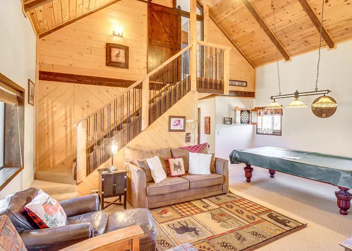 Hébergement de vacances Hot Tub + Game Room! 30-acre Retreat Vernon