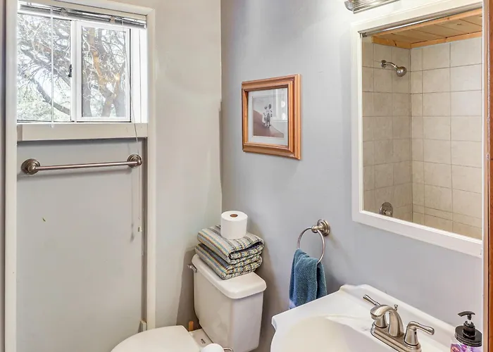 Hot Tub + Game Room! 30-acre Retreat Hébergement de vacances