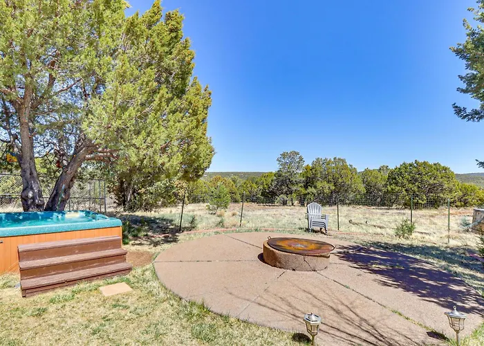 Hot Tub + Game Room! 30-acre Retreat Hébergement de vacances