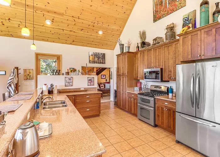 Hébergement de vacances Hot Tub + Game Room! 30-acre Retreat