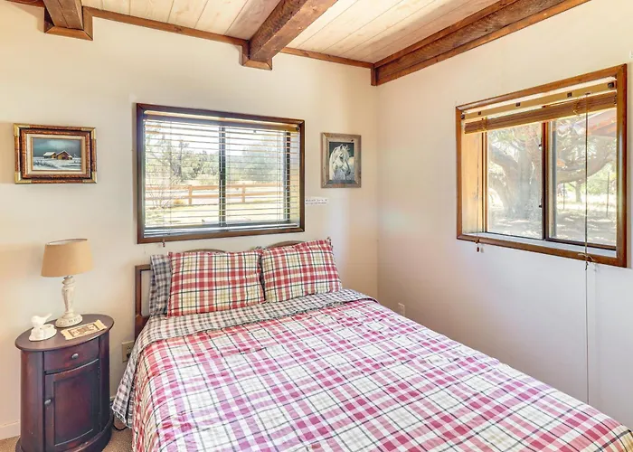 Hot Tub + Game Room! 30-acre Retreat Hébergement de vacances